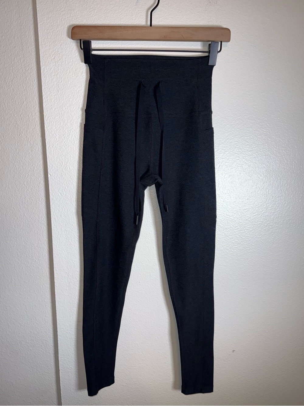 BEYOND YOGA Black Performance Drawstring Heathered Black athletic leggings S
